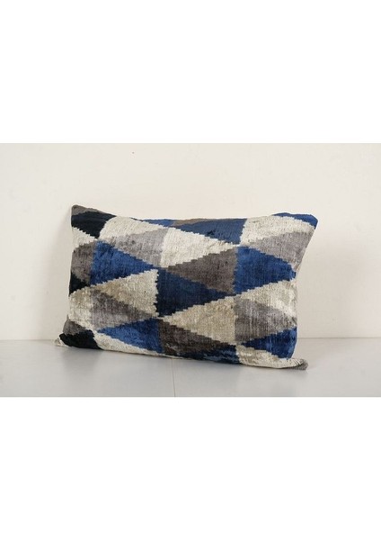 Mavi ve Beyaz Renkli Geometric Desenli Kadife Ikat Yastık Kılıfı modelleri