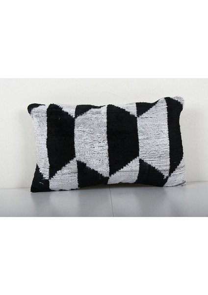 Siyah ve Beyaz Renkli Geometric Desenli Kadife Ikat Yastık Kılıfı