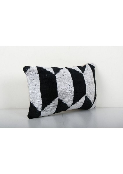 Siyah ve Beyaz Renkli Geometric Desenli Kadife Ikat Yastık Kılıfı fiyatları