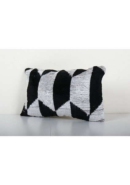 Siyah ve Beyaz Renkli Geometric Desenli Kadife Ikat Yastık Kılıfı modelleri
