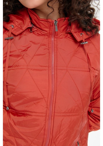 Kadın Kapüşonlu Üçgen Desenli Kısa Kapitone Mont Kiremit indirimleri