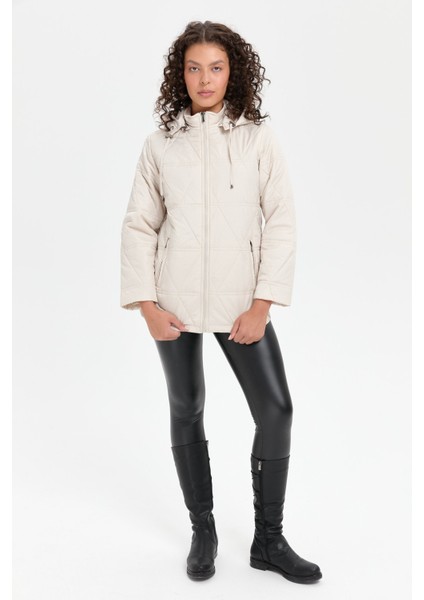 Kadın Kapüşonlu Üçgen Desenli Kısa Kapitone Mont Taş fırsatları