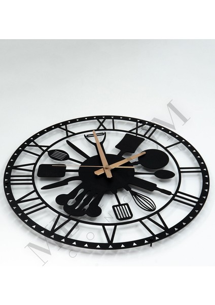 Modern siyah metal duvar saati, mutfak temalı, 45x45 cm boyut.