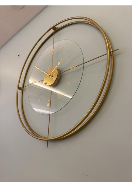 Modern altın renkli büyük camlı metal duvar saati, 55x55 boyutuyla şıklık katar