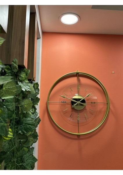 Modern altın renkli büyük camlı metal duvar saati, 55x55 boyutuyla şıklık katar