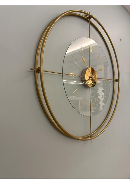 Modern altın renkli büyük camlı metal duvar saati, 55x55 boyutuyla şıklık katar
