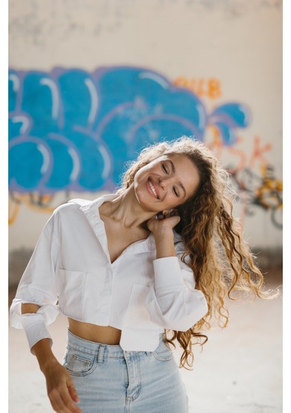 Beyaz Cep Detaylı Crop Dokuma Gömlek