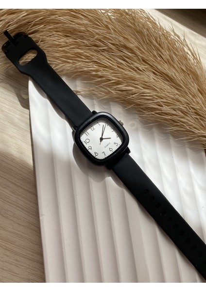 Retro Minimal Vintage Deri Kordon Kadın Kol Saati Silikon Model