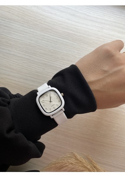 Retro Minimal Vintage Deri Kordon Kadın Kol Saati Silikon Model