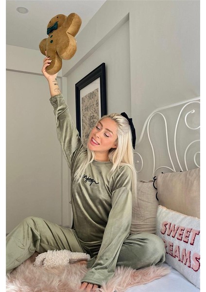 Yeşil Enjoy Desenli Exclusive Kadife Kadın Pijama Takımı fiyatları