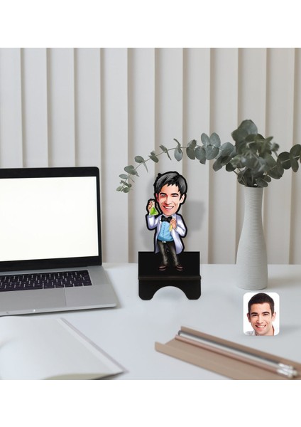 Kişiye Özel Erkek Kimyager Karikatürlü Ahşap Biblo Telefon Standı-2
