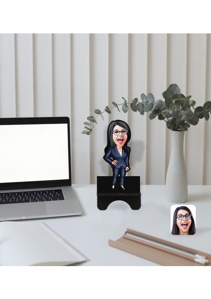 Kişiye Özel Kadın Patron Karikatürlü Ahşap Biblo Telefon Standı-4 fiyatları