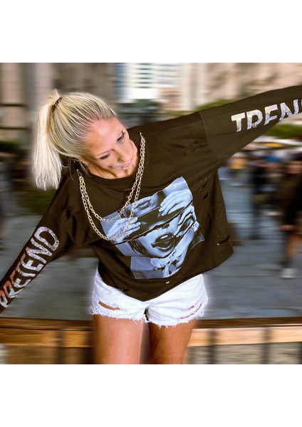 Yeni Sezon Zincir Kolye Detaylı Baskılı Kol Simli Varak Yazı Detaylı Bisiklet Yaka Siyah Renk Sweatshirt modelleri