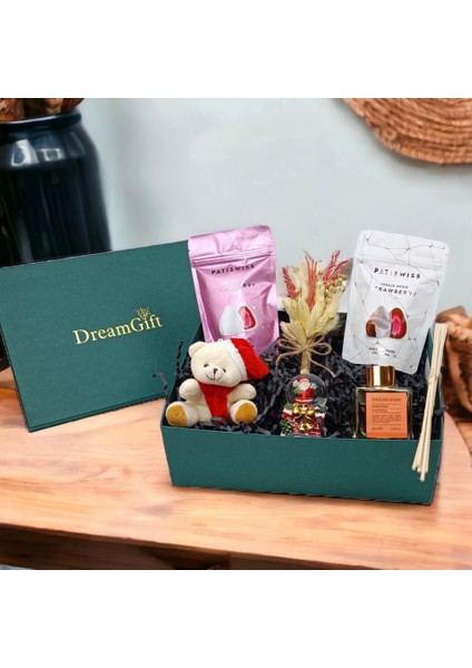 Dreamgift Strawberry Feast Hediye Seti - Sütlü ve Beyaz Çikolatalı Çilekli Drajeler, English Home Oda Kokusu ve Noel Baba Figürlü Kar Küresi ile Tatlı Bir Şölen