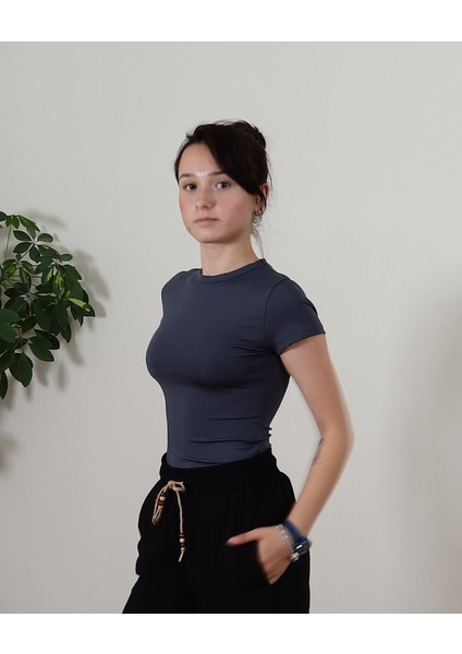 Kısa Kol Yuvarlak Yaka Tişört