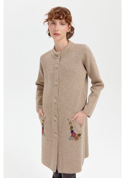 Kadın Dik Yaka Cebi Işlemeli Uzun Yün Kaban K.bej
