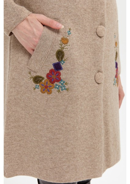 Kadın Dik Yaka Cebi Işlemeli Uzun Yün Kaban K.bej modelleri