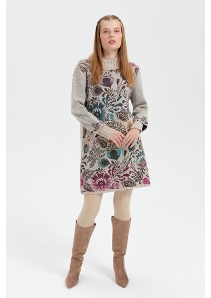 Kadın Dik Yaka Önü Renkli Çiçekli Uzun Yün Kaban V.bej modelleri