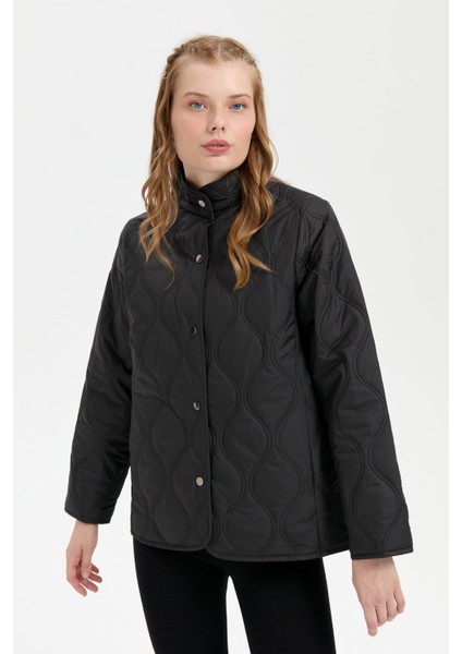 Kadın Önü Çıtçıtlı Soğan Desenli Kısa Kapitone Ceket Siyah modelleri