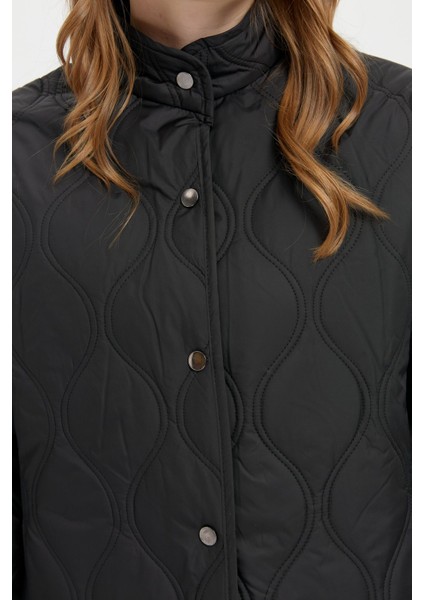 Kadın Önü Çıtçıtlı Soğan Desenli Kısa Kapitone Ceket Siyah indirimleri