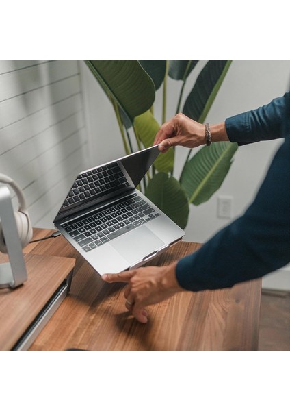 Ergonomik Masaüstü Dizüstü Bilgisayar Standı, Uzay Grisi Alüminyum ve Akçaağaç Ahşap, 25 Derece Eğilim Açısı