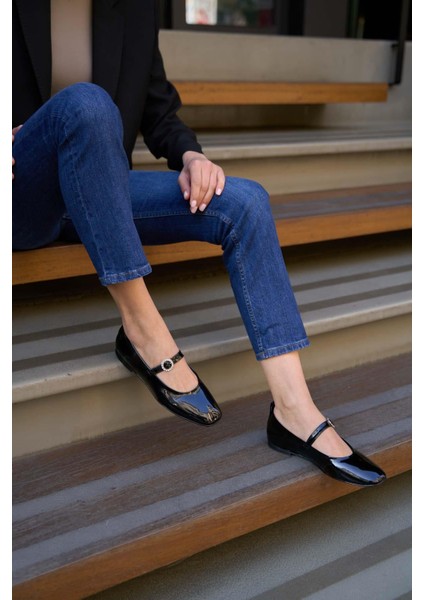 Siyah Rugan Kadın Küt Burunlu Tek Bantlı Babet fırsatları