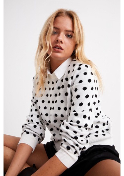 Kadın Beyaz Siyah Bisiklet Yaka Puantiyeli Kazak