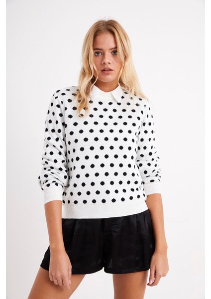 Kadın Beyaz Siyah Bisiklet Yaka Puantiyeli Kazak modelleri