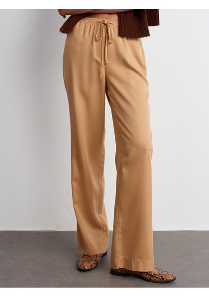 71536 Belden Bağlamalı Dökümlü Pantolon-Açık Camel