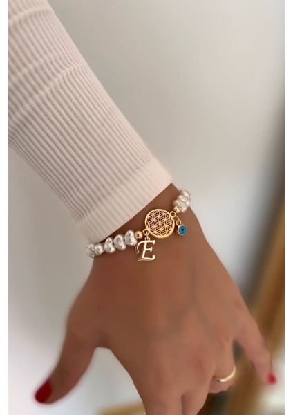 E harfli sallantılı inci detaylı yaşam çiçeği bileklik, altın renk, pirinç malzeme