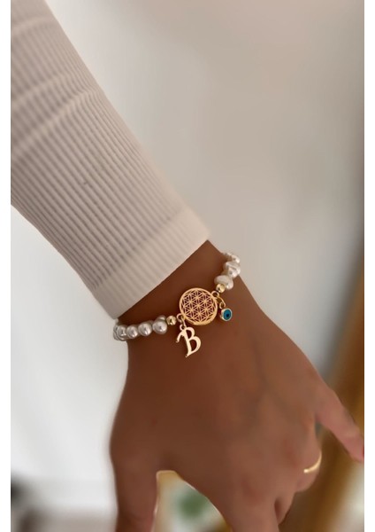 B Harfli Sallantılı İnci Detaylı Çiçek Bileklik, Altın Renk, Pirinç Materyal