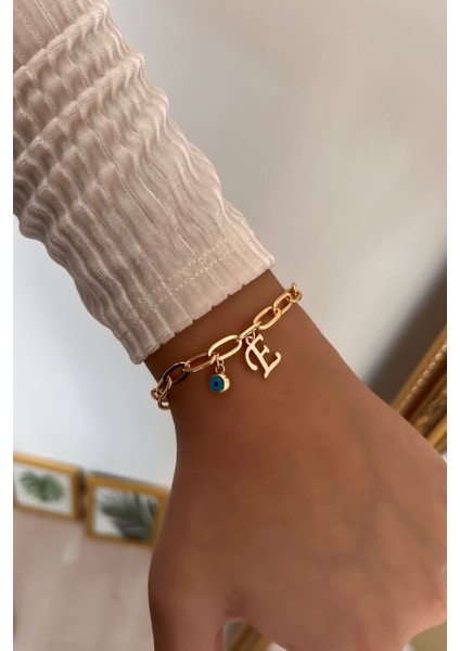 E harfli, sallantılı nazar zincirli bileklik, pirinç altın renk, şık ve zarif tasarım