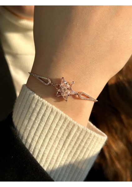 Beyaz Lotus Çiçeği Bileklik, 925 Ayar Gümüş ve Zirkon Taş ile şık tasarım