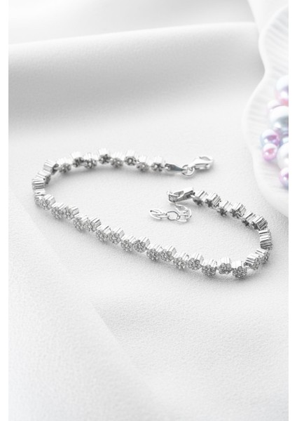 925 Ayar Gümüş Zirkon Çiçek Motifli Bileklik, Zarif ve Parlak Tasarım