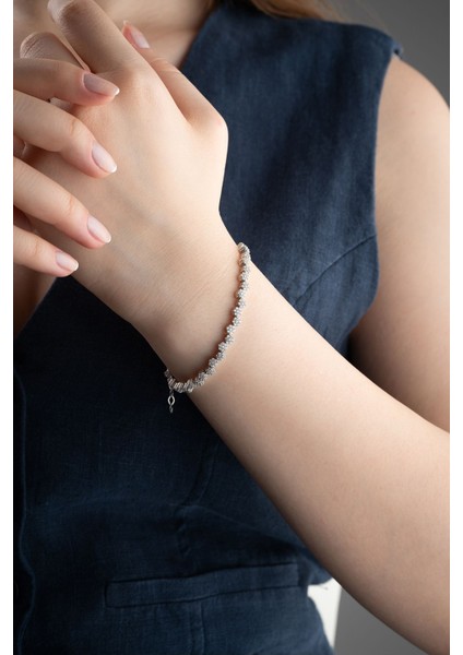 925 Ayar Gümüş Zirkon Çiçek Motifli Bileklik, Zarif ve Parlak Tasarım fiyatları