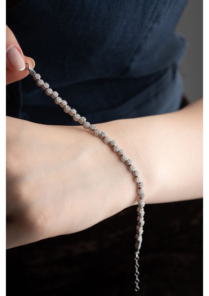 925 Ayar Gümüş Zirkon Çiçek Motifli Bileklik, Zarif ve Parlak Tasarım fırsatları