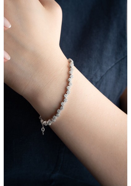 925 Ayar Gümüş Zirkon Çiçek Motifli Bileklik, Zarif ve Parlak Tasarım indirimleri