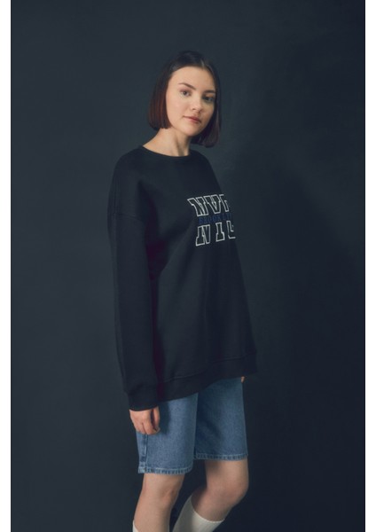 Yazı Nakışlı Bisiklet Yaka Sweatshirt