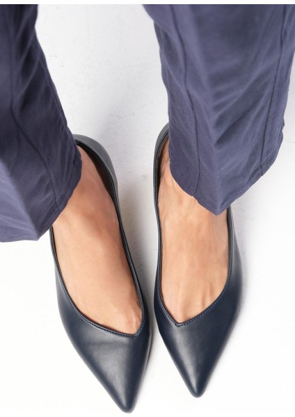 Livia Lacivert Renk Sivri Burunlu Kadın Topuklu Ayakkabı fırsatları