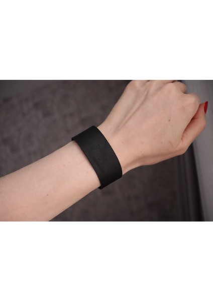 Hakiki deri siyah bileklik, şık ve dayanıklı takı seçeneği