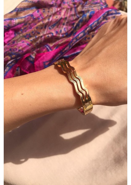 3 Şerit Dalgalı Çelik Kelepçe, Zirkon Taş, Altın Renk, Şık ve Zarif Tasarım