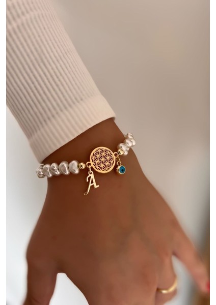 Altın renkli inci detaylı sallantılı yaşam çiçeği bileklik, şık ve zarif tasarım