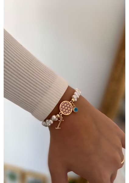 I Harfli Nazar Sallantılı İnci Detaylı Zarif Çiçek Bileklik