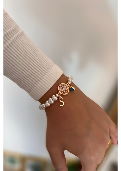 S harfli, inci detaylı, sallantılı yaşam çiçeği bileklik, altın renk pirinç materyalli