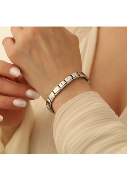 Gümüş Renkli Çelik Bileklik, Şık ve Dayanıklı Takı Seçeneği