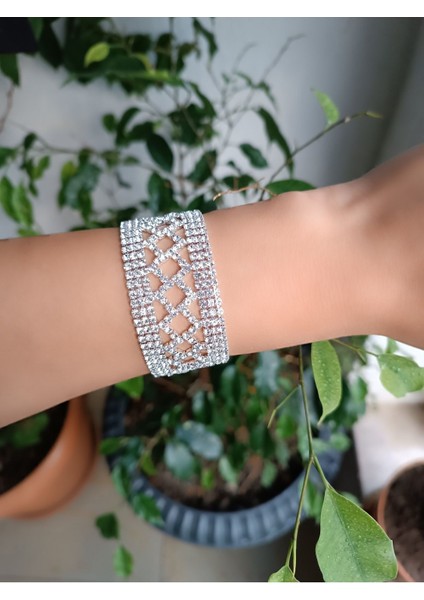 Zirkon taşlı şık ve zarif abiye bileklik, gümüş tasarım ile tarzınıza şıklık katın