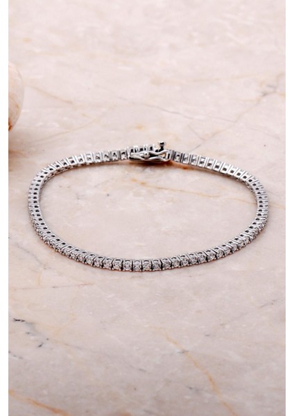 Parlak 2 mm pırlanta detaylı şık gümüş bileklik, zarif ve göz alıcı tasarım