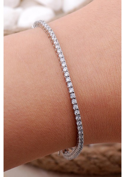 Parlak 2 mm pırlanta detaylı şık gümüş bileklik, zarif ve göz alıcı tasarım fiyatları