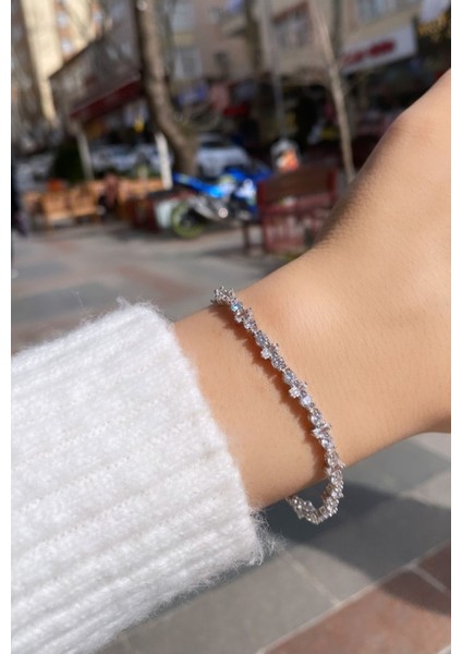 Parlak gümüş tasarım, zarif ve şık zirkon aksesuar, 925 ayar, kaliteli ve şıklık sunar