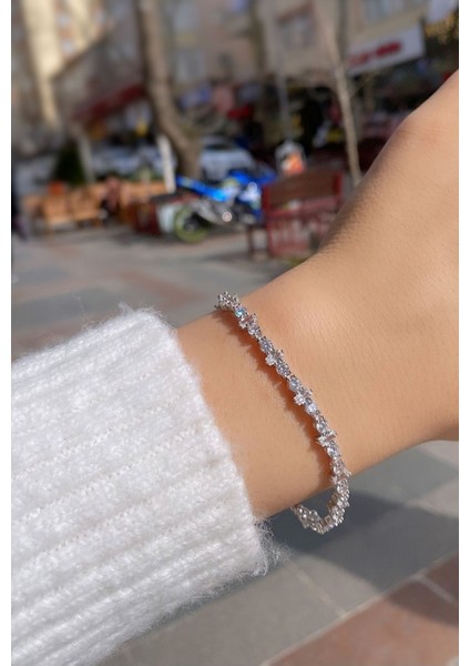 Parlak gümüş tasarım, zarif ve şık zirkon aksesuar, 925 ayar, kaliteli ve şıklık sunar fiyatları